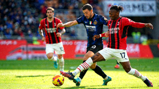 AC米兰对阵国际米兰的意甲联赛精彩瞬间，球员正在激烈拼抢