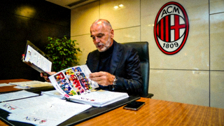 AC米兰俱乐部体育总监在办公室内查看球员资料